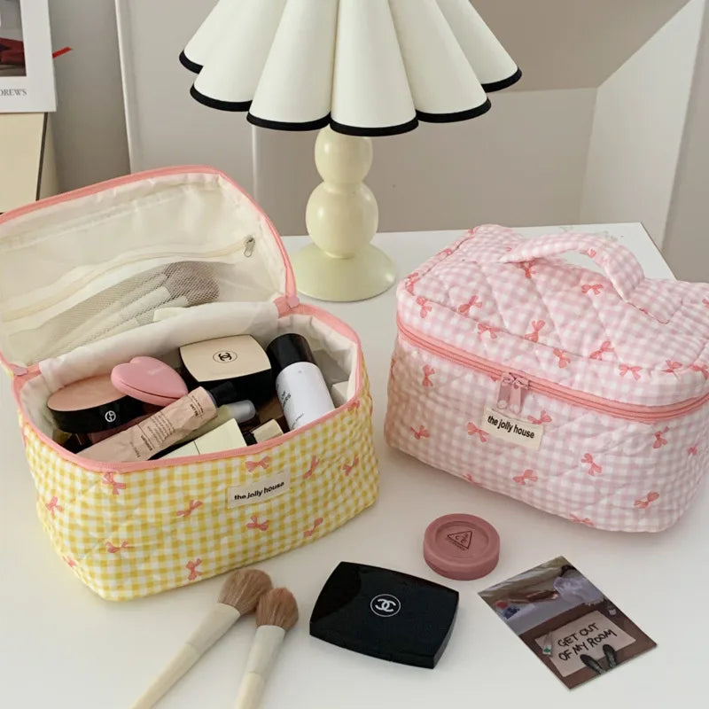 Chloe | Charmant rutigt sminkväskeset med rosettdesign