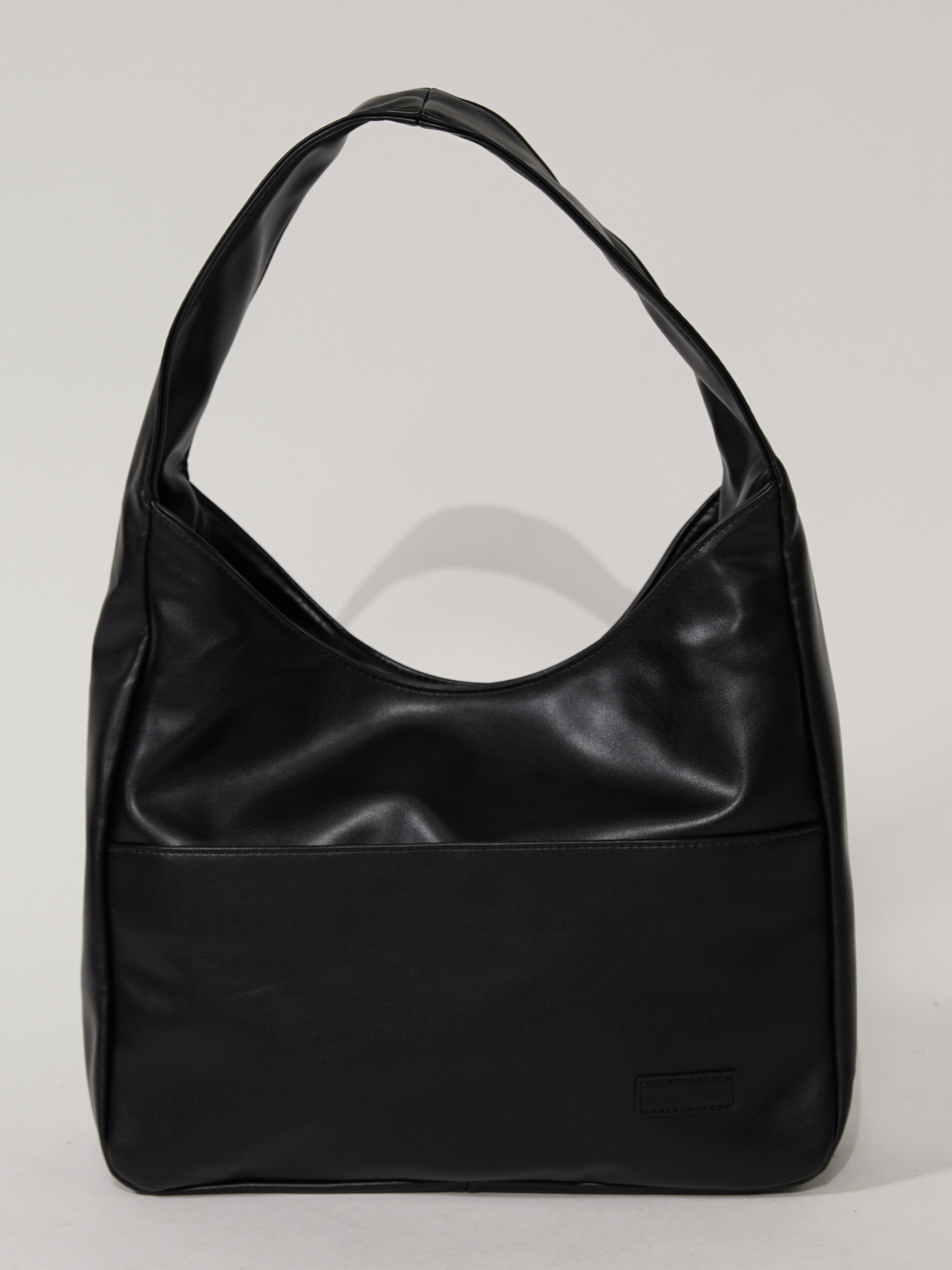 Stilvolle Damen-Schultertasche aus praktischem veganem Leder 10