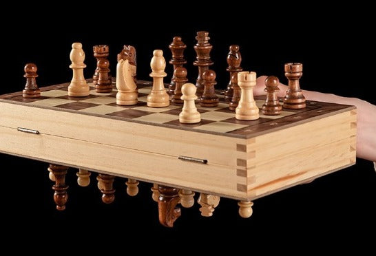 Strategio – Faltbares Schachspiel aus Holz mit Filzspielbrett
