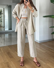 Amy | Bekväm blus med knappar och byxset