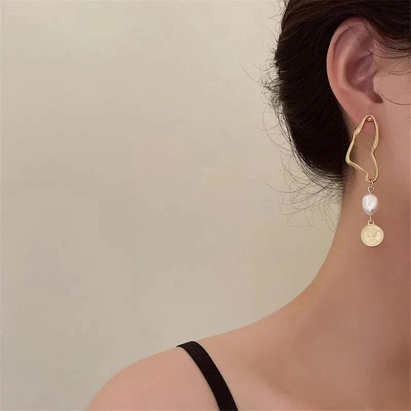 Abbie | Asymmetriska barockörhängen med pärlor och gulddetaljer