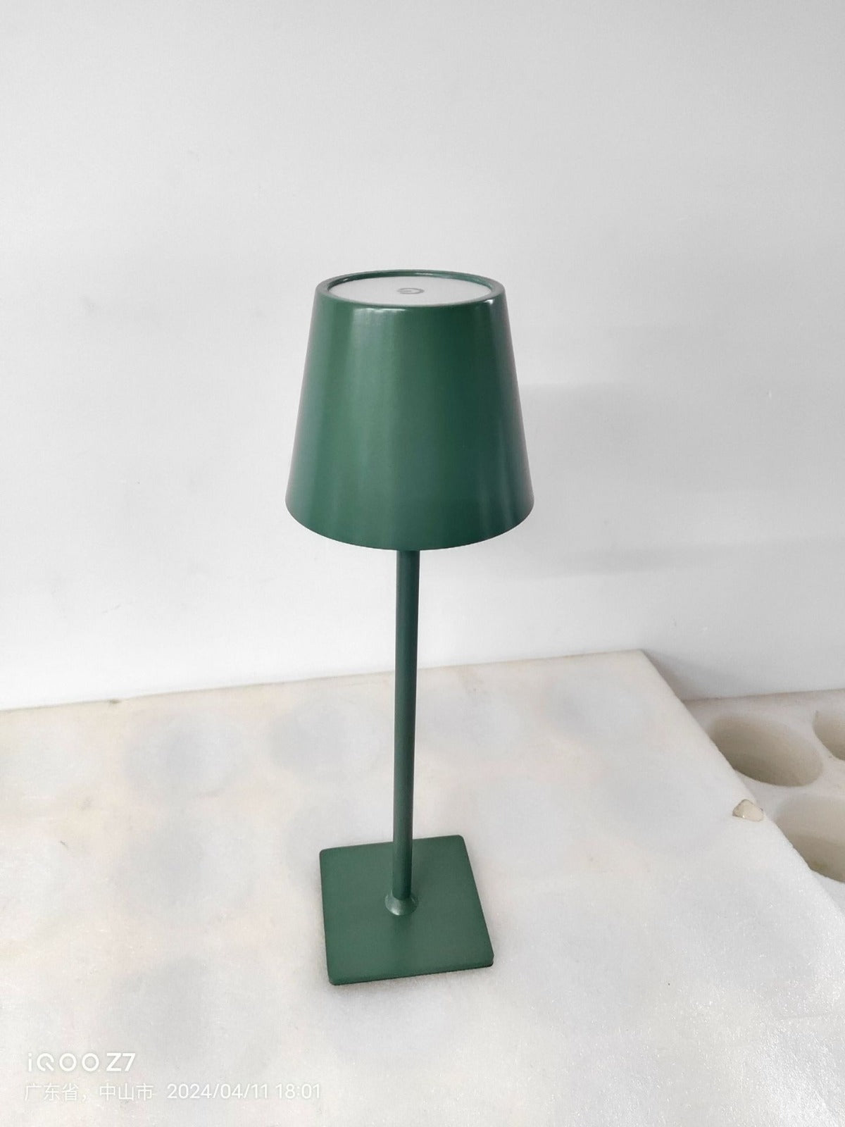 Kabellose LED-Tischlampe mit Touch-Dimmer und USB-C-Akku